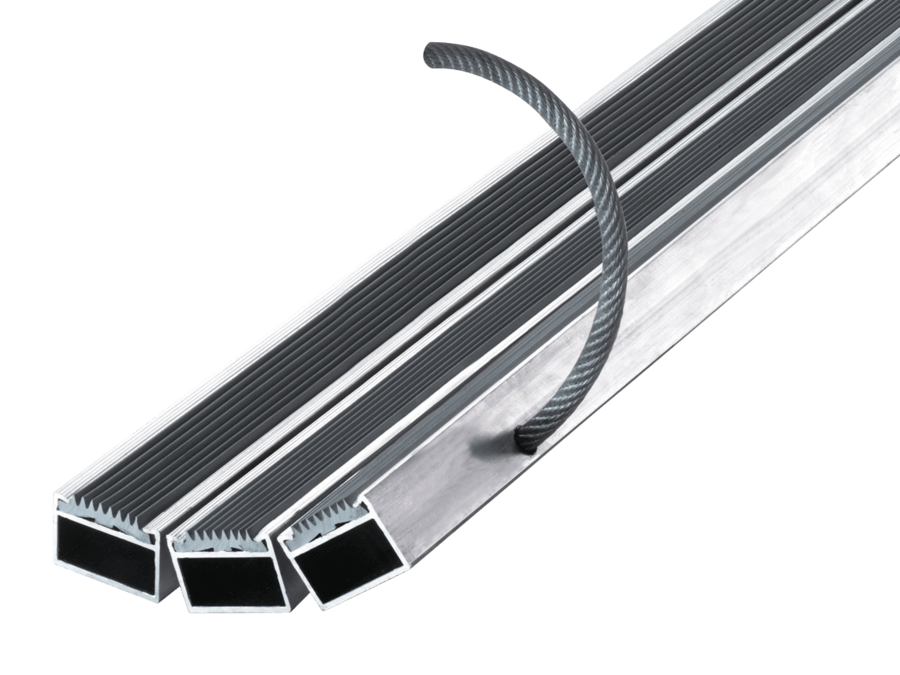 Алуминиевите профили на почистващите ламели на входните изтривалки HagoMat са свързани помежду си с оразмерено (3/5 mm) стоманено въже в пластмасова обвивка.  Това гарантира дълготрайност на подовите изтривалки, запазване на формата им дори след многократно навиване на руло.