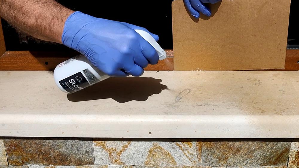 The natural stone impregnator SiloTreat Stone BE does not create a surface layer but reacts chemically with the pores of the material, creating surface tension that repels liquids and prevents them from penetrating deeply. 
