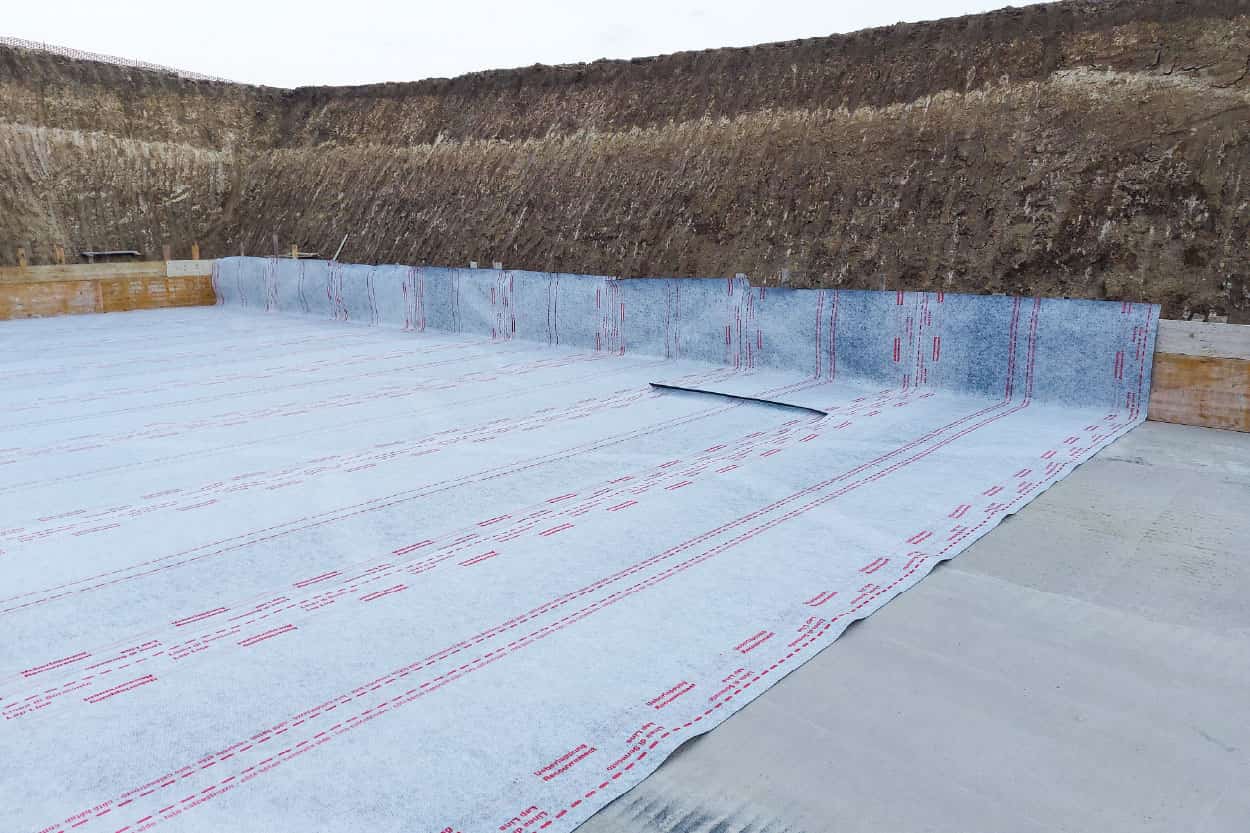 Под фундаменталната плоча беше положена Amphibia 3000 Grip - водоустойчива, самовъзстановяваща се и самозапечатваща се синтетична EPDM мембрана с отлична адхезия към бетона, която осигурява защита срещу вода, влага, радон и метан.