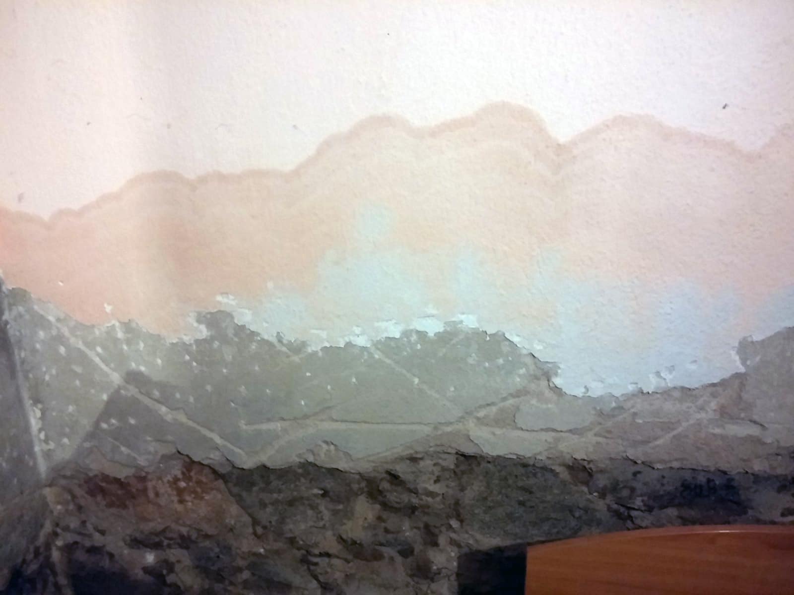 Компрометирана конструкция: Постоянната влага и солната кристализация отслабват статичната стабилност на сградата и влошават топлоизолационните ѝ свойства, което води до по-високи сметки за отопление.