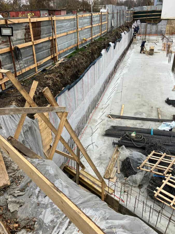 General view of the construction site with Soldier Pile excavation reinforcement and Amphibia 3000 GRIP waterproofing membrane installation.