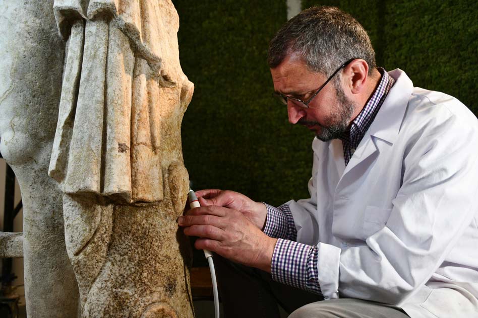 Статуята на Луций Цезар в процес на реставрация от д-р Китан Китанов. 