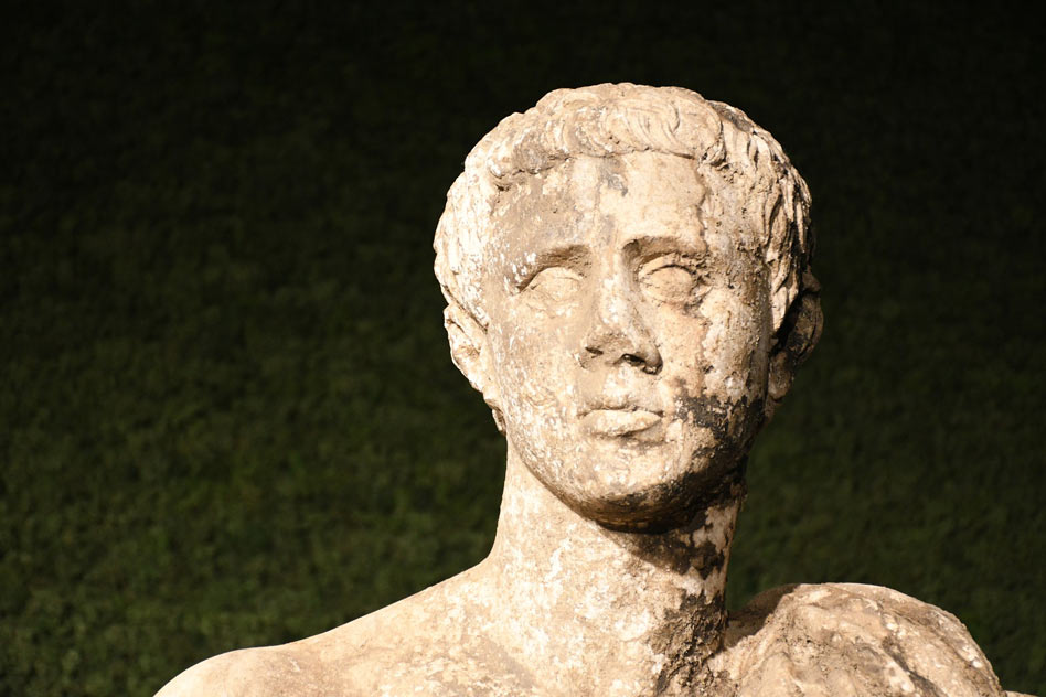 Статуята от Хераклея Синтика преди реставрация.