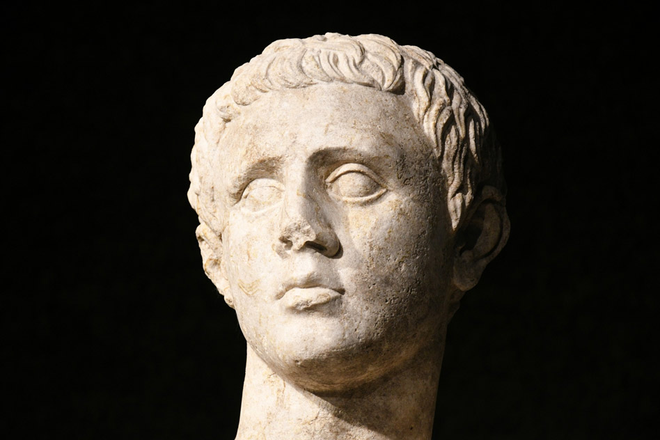 Почистването на статуята от Хераклея Синтика е извършено чрез щадящи методи на база нано вар CaLoSil® IP25, включително ултразвуково третиране вместо агресивна химия.