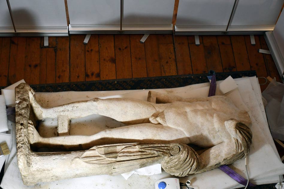 В процеса на реставрацията на статуята от Хераклея Синтика се констатират сериозни повреди (пукнатини) в структурата на мрамора. 