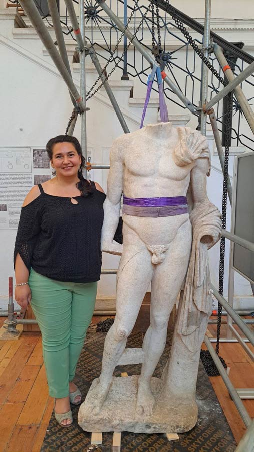 Статуята на неидентифицирана императорска фигура преди реставрация от реставратор Ренета Караманова-Златкова.