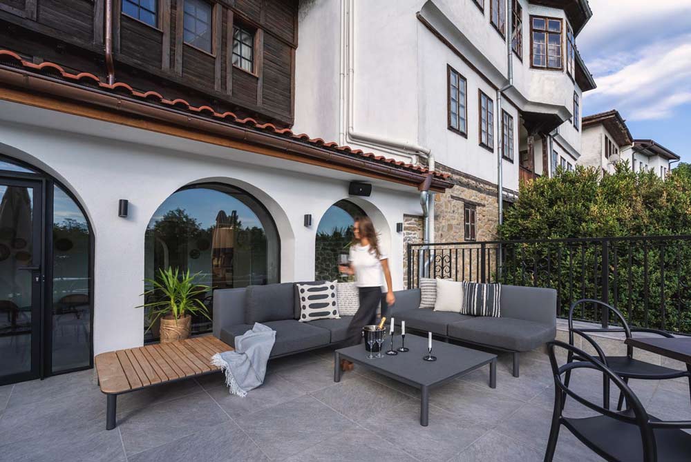 The terrace was finished with large-format tiles, combining elegance and ease of maintenance. This final layer brings together aesthetics and durability, consistent with the overall concept of the boutique hotel.