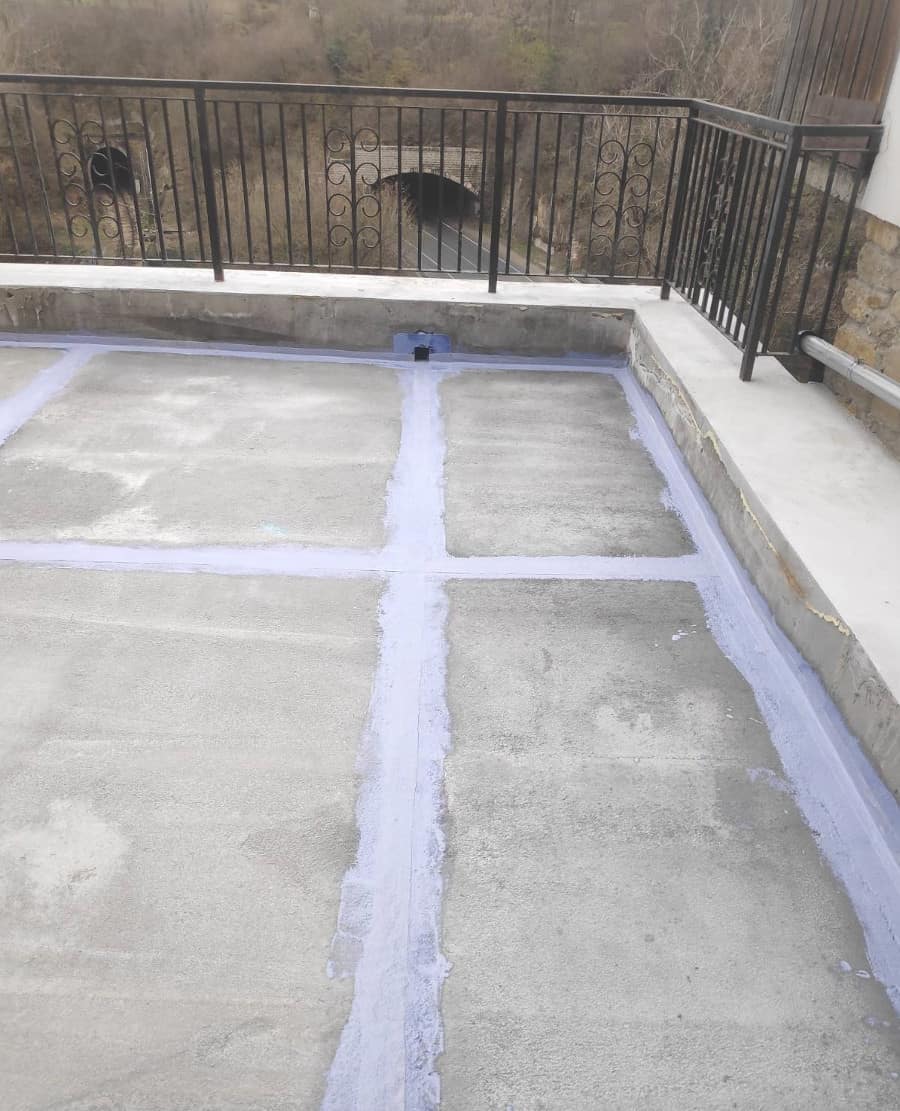 Butyl tape for joints and transitions  On the shaped joints and sensitive areas, Amphibia Grip Tape – a flexible butyl waterproofing tape – was applied for additional protection.