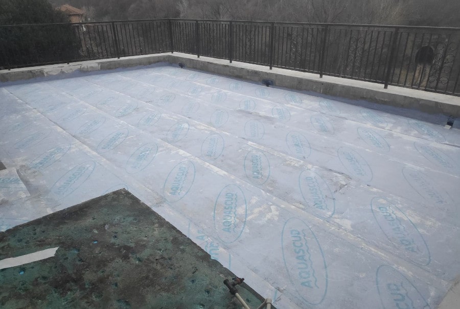 Between the two layers of AQUASCUD 430, the polypropylene reinforcement membrane AQUASCUD BASIC was applied. It is: