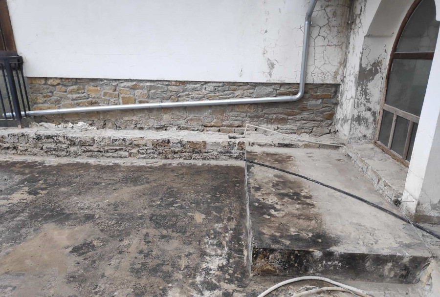 The existing terrace had been exposed to the elements for many years without any protection. As a result, the masonry had undergone significant erosion, the structure became water-saturated, and there was a serious risk of damage to the newly renovated rooms below.