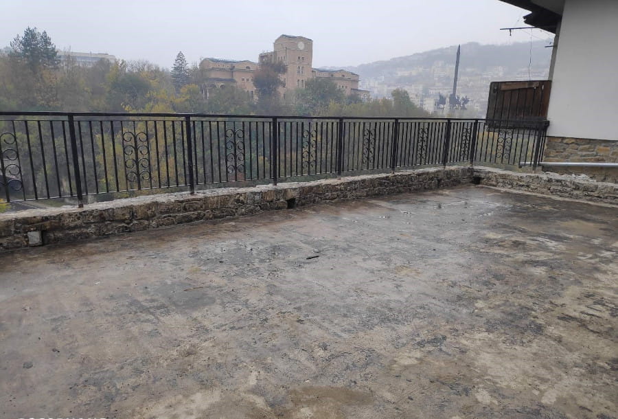 Offering panoramic views of the city and river, the terrace was designed to be a relaxation zone – from morning coffee to an evening aperitif at sunset. To ensure the long-term use of this space, a systematic approach with high-tech solutions was required, carefully tailored to the status of the building and its function as a boutique hotel.