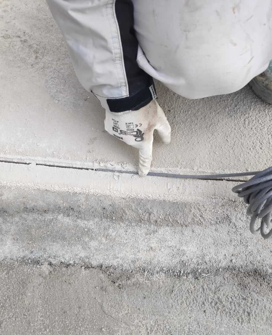 Joint sealing  For maximum protection of construction details, the joints in the substrate were treated with a Ø6 mm elastic round profile. This ensured proper shape and depth for subsequent waterproofing, prevented cracking, and provided long-lasting elasticity.