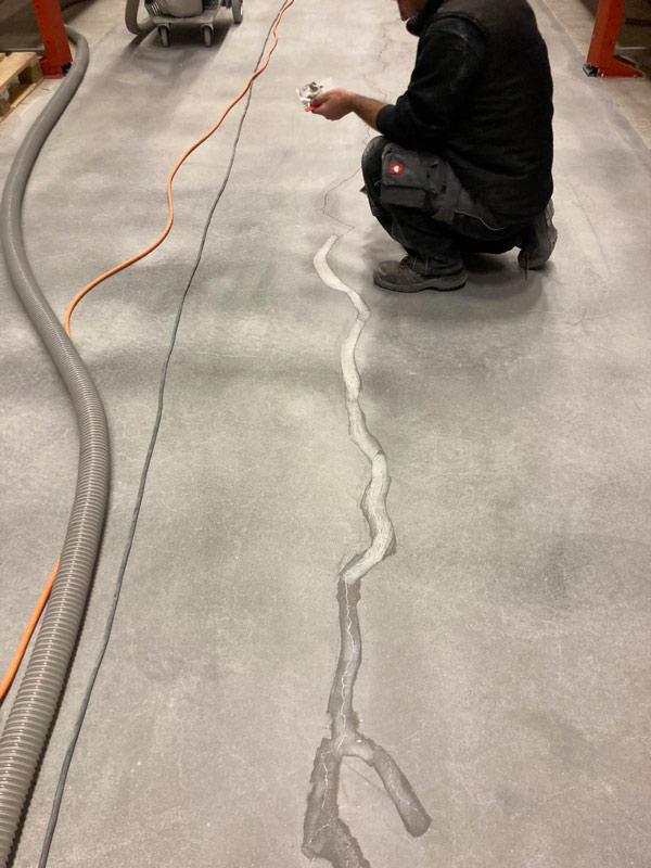 After grinding, all cracks were carefully cleaned and filled with EP FIX. Thanks to its thixotropic consistency, the material was applied with precision, even in difficult-to-access areas. Once cured, the repaired surface provided a solid and durable base for the next step.