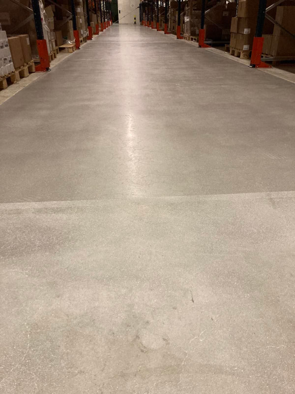 After crack repair, the surface was treated with PAVILITIUM. The product was evenly applied using a cleaning machine with a felt pad. Through circular motions, the solution penetrated deep, creating a protective crystalline layer that improved the mechanical strength of the flooring. Within 12 hours of the final application, the surface was ready for full load capacity.