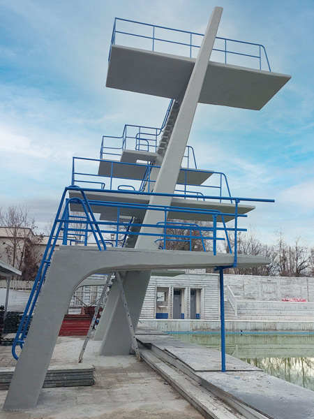 Final processing of the concrete diving tower, ensuring stability and safety.