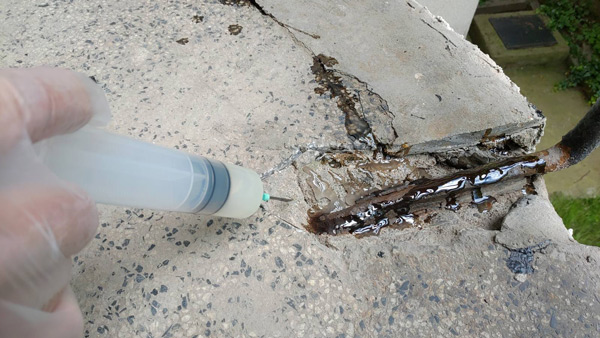 Treatment of the corroded elements and the concrete around them with epoxy resin in order to ensure better adhesion with the Pavifix repair solution.