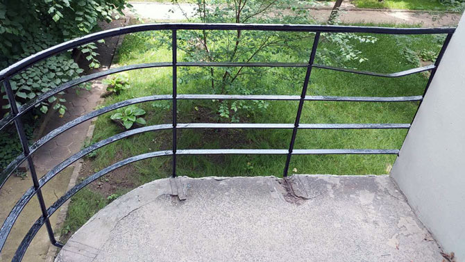 The cyclic processes of freezing and thawing, combined with the expanding rust of the corroded metal railing, have a destructive effect on the mosaic concrete covering of the terrace.