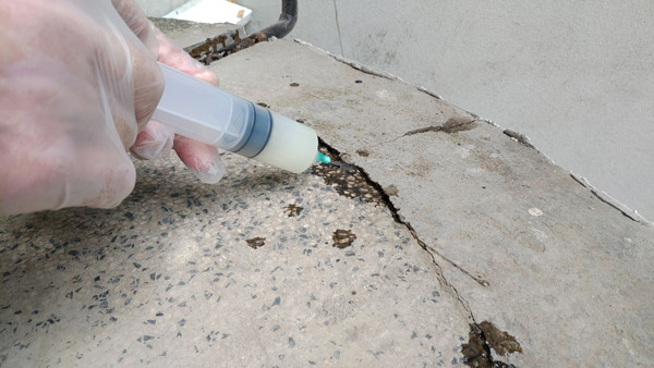 Using a syringe and needle, fill all cracks in the mosaic with epoxy resin.