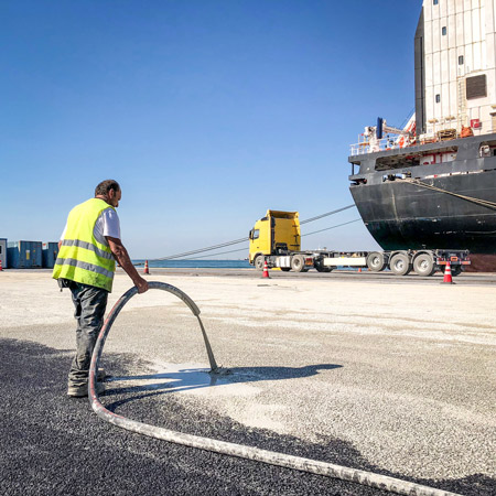 Асфалтовата настилка в зоната за обработка на контейнери на пристанището на Солун, второто по големина и значение в Гърция, беше ремонтирана с DRACOBIT SYSTEM.