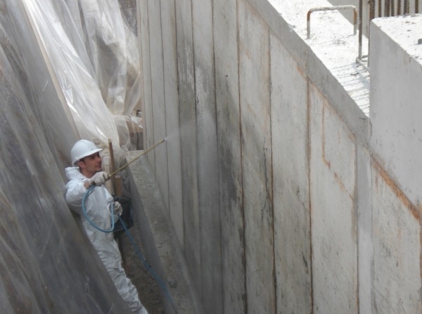 Импрегниране и подсилване на бетон, хоросан, каменна и тухлена зидарии, преди боядисване с ACRIFLEX и ACRIPAINT подобрява адхезията при използване на системата COVERFLEX за поправка и консолидиране на азбестоцимент