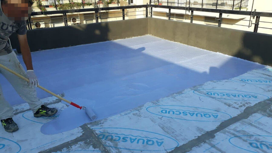 При оптимални климатични условия (температура +20°C; относителна влажност 60% на околната среда) изчакайте поне 24 часа, преди да нанесете с МАЛАМАШКА СЪС ЗАОБЛЕНИ РЪБОВЕ, ШИРОКА ШПАКЛА или ВАЛЯК Volteco 2-ри слой от сместа AQUASCUD 430, който да осигурява минимална дебелина от 1 мм (среден разход 1,5 kg/m²), като внимавате да покриете равномерно мембраната AQUASCUD BASIC.