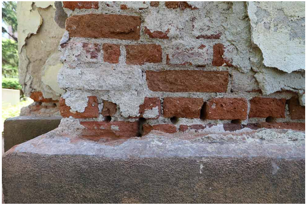 Защо премахването на мазилката е задължително преди прекъсване на капилярна влага?