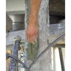 DRACOSTEEL е двукомпонентен, пасивиращ, ре-алкализиращ разтвор, който се нанася с четка върху армировъчните прътове на стоманобетона. Той е идеален за защита от корозия и за възстановяване на алкалността на стоманената армировка, непосредствено преди ремонт на бетоновата конструкция с продуктите FLUECO и CONCRETE FINISHER.