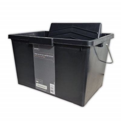 The De Meesterhand Roll and Go paint bucket is a practical and eco-friendly choice for applying all types of wall paints. Made from 100% recycled plastic, it combines durability with functionality. Thanks to its angled ribbed side, there is no need for a separate roller grid.