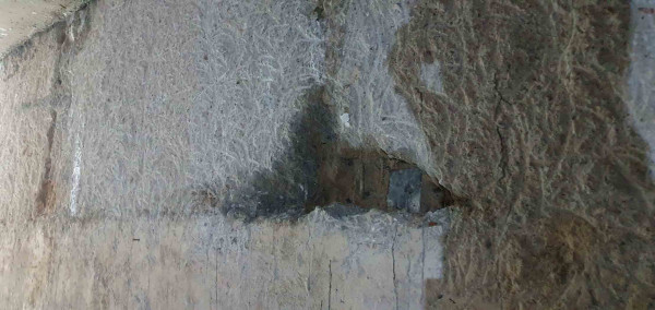 Течове от десортирал бетон на шлицова стена в сутерен