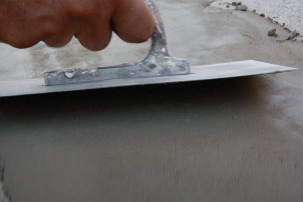 Лийф Група предлага циментови системи против карбонизиране за фино подравняване, реставриране и заглаждане на съществуващ тънък слой бетон. За защита на бетонни повърхности, предлага акрилна боя или епоксидна смола, предотвратяващи процеса на карбонизиране.