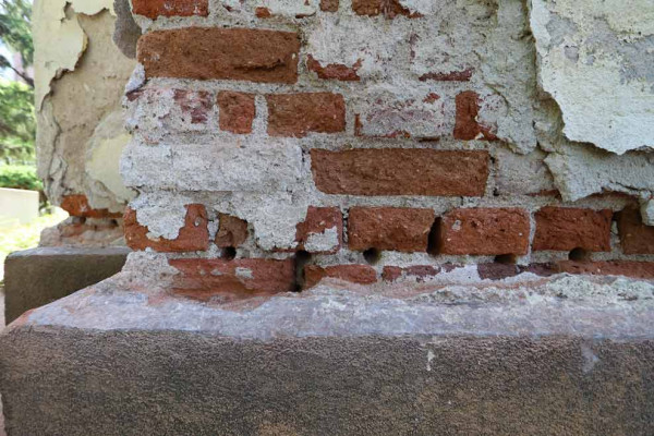 Защо премахването на мазилката е задължително преди прекъсване на капилярна влага?