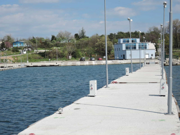 Floating pontoons reinforced with Barchip fibre