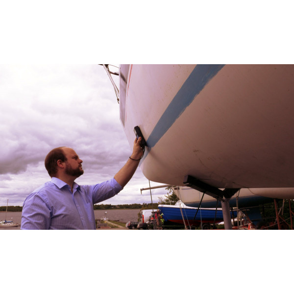Tramex Skipper Plus е уред за безразрушително откриване и безопасно измерване на влага, проникнала в корпуса на плавателни съдове от фибростъкло и дърво.