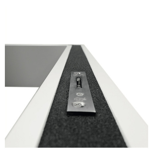 Алуминиевия изход върху плосък покрив HagoRoof Premium има цилиндрова брава с европрофилен цилиндър (55 мм + 55 мм) с 3 ключа за работа отвътре и отвън