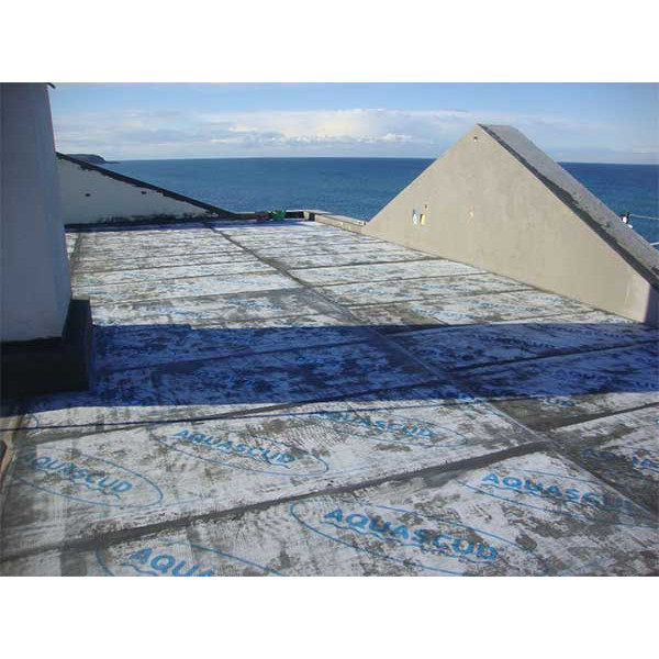 Армиращата мембрана за  хидроизолация AQUASCUD BASIC е идеална за Конструкции, които са потенциално обект на напукване, като плувни басейни на покрива, тераси, плоски покриви и др.